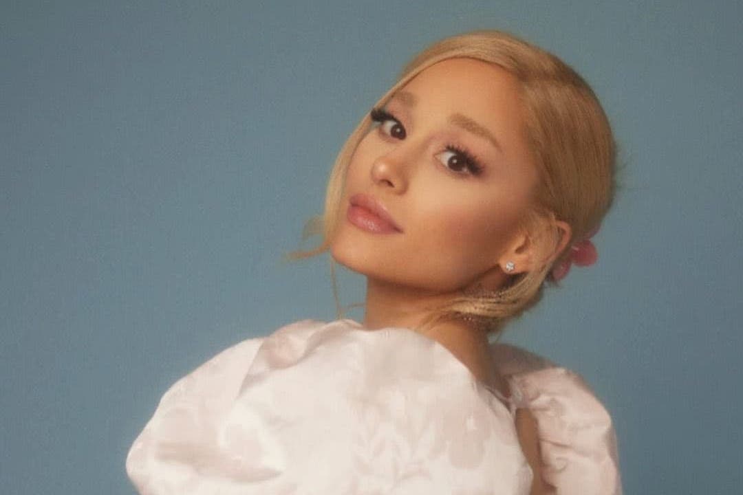 アリアナ・グランデ、“Santa Tell Me”のスタジオ・ライヴ映像が公開