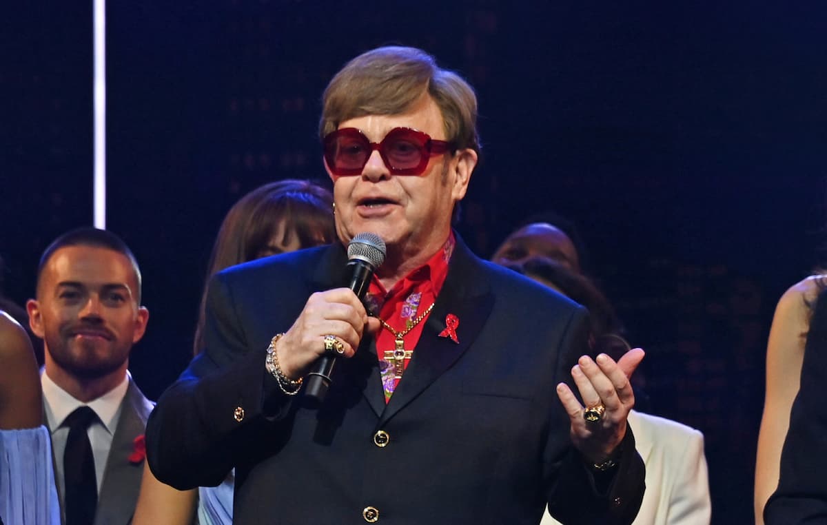 エルトン・ジョン、本名からステージ・ネームに名前を変えたことへの