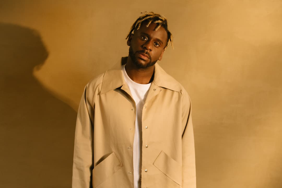 マイルズ・スミス、米TV番組で“Stargazing”を披露したパフォーマンス