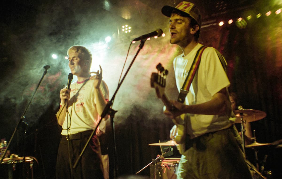 グッド・ネイバーズ、ニュー・シングル“Suburbs”の音源が公開 | NME Japan