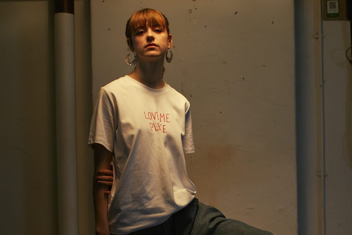 クロエ・スレイター、新たなEPより“Sucker”のミュージック・ビデオが