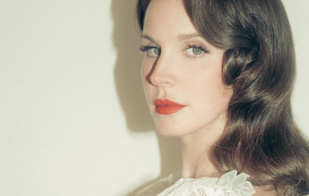 ラナ・デル・レイ、来たるニュー・アルバムより新曲“Bluebird”の音源が