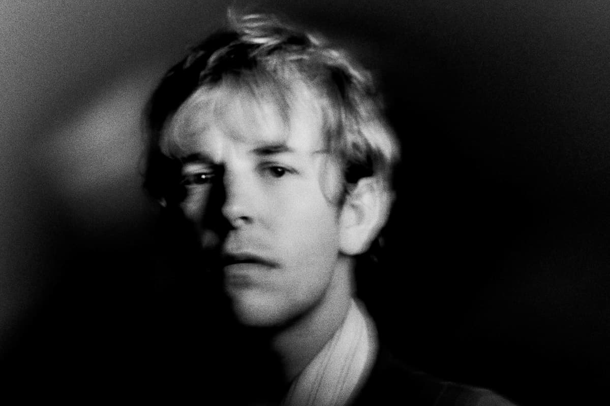 トム・オデール、新作のリリースを発表＆新曲“Don't Cry, Put Your