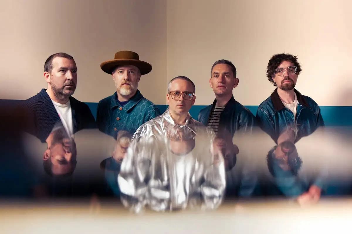 ホット・チップ、ベスト・アルバムのリリースを発表＆新曲“Devotion”が