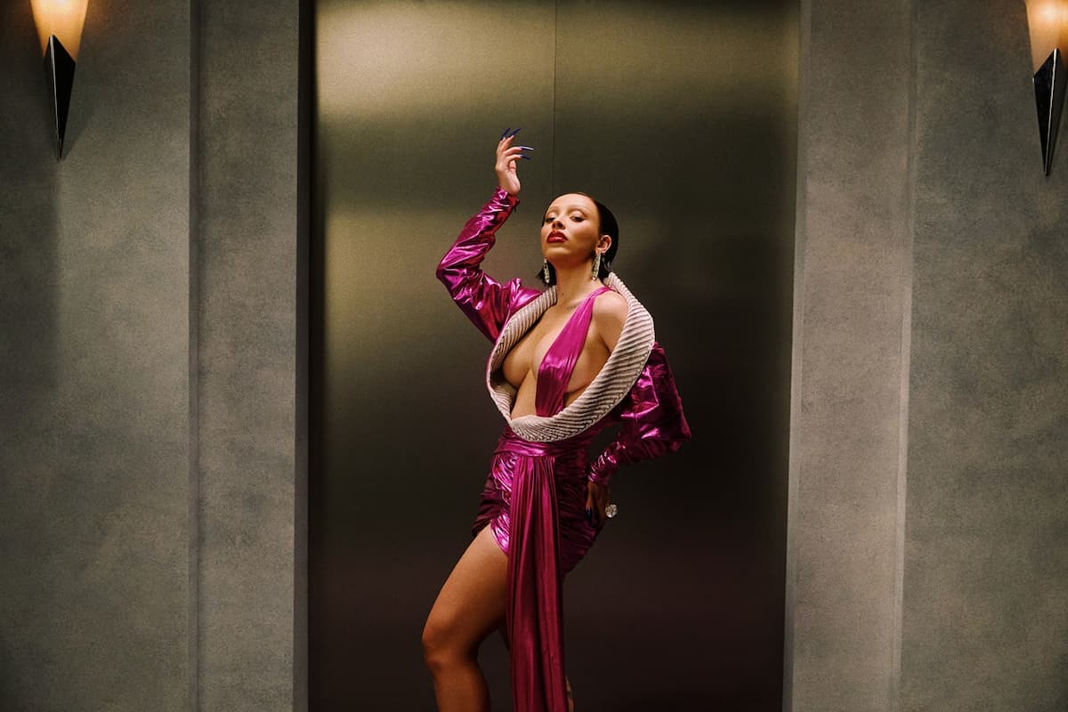 ドージャ・キャット、最新作より“Stranger”のミュージック・ビデオが