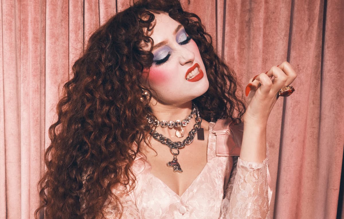 チャペル・ローン、ロックの殿堂入り式典でシンディ・ローパーの紹介役