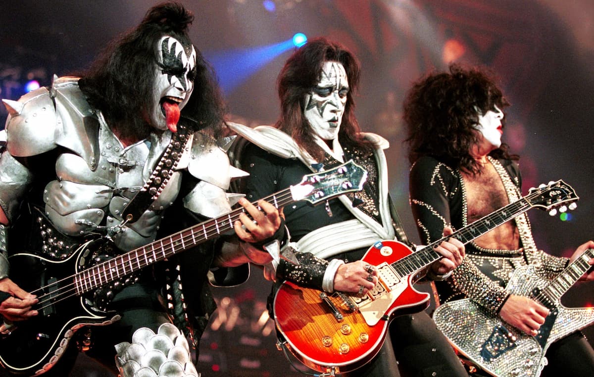 kiss-20002000x1270-1.jpg