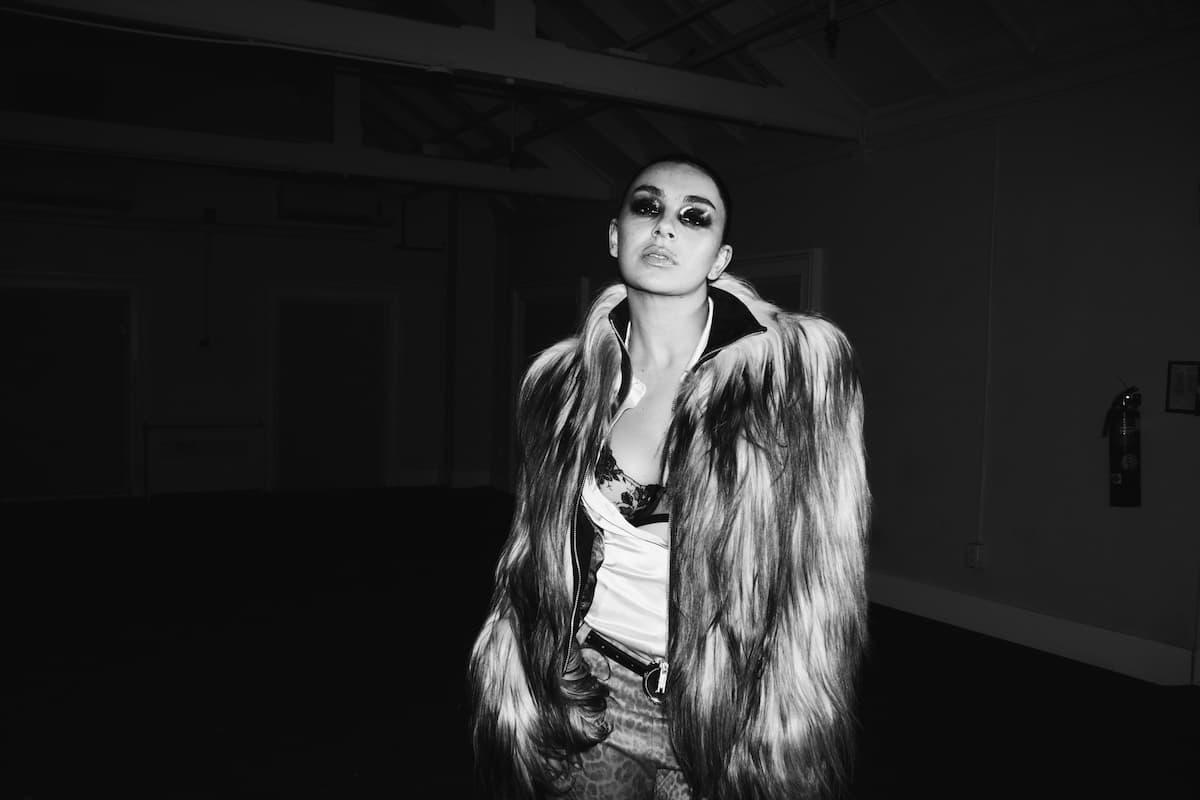 チャーリーXCX、新曲“I Keep On Thinking Bout You Every Single Day