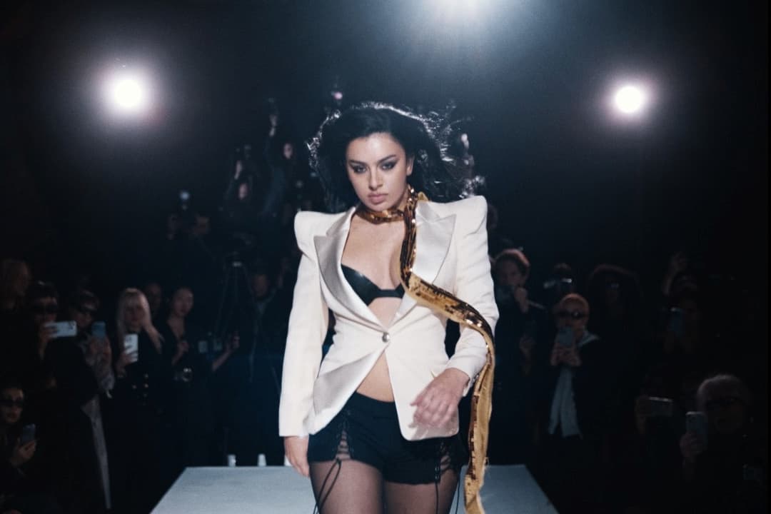 チャーリーXCX、ニュー・シングル“SS26”がミュージック・ビデオと共に