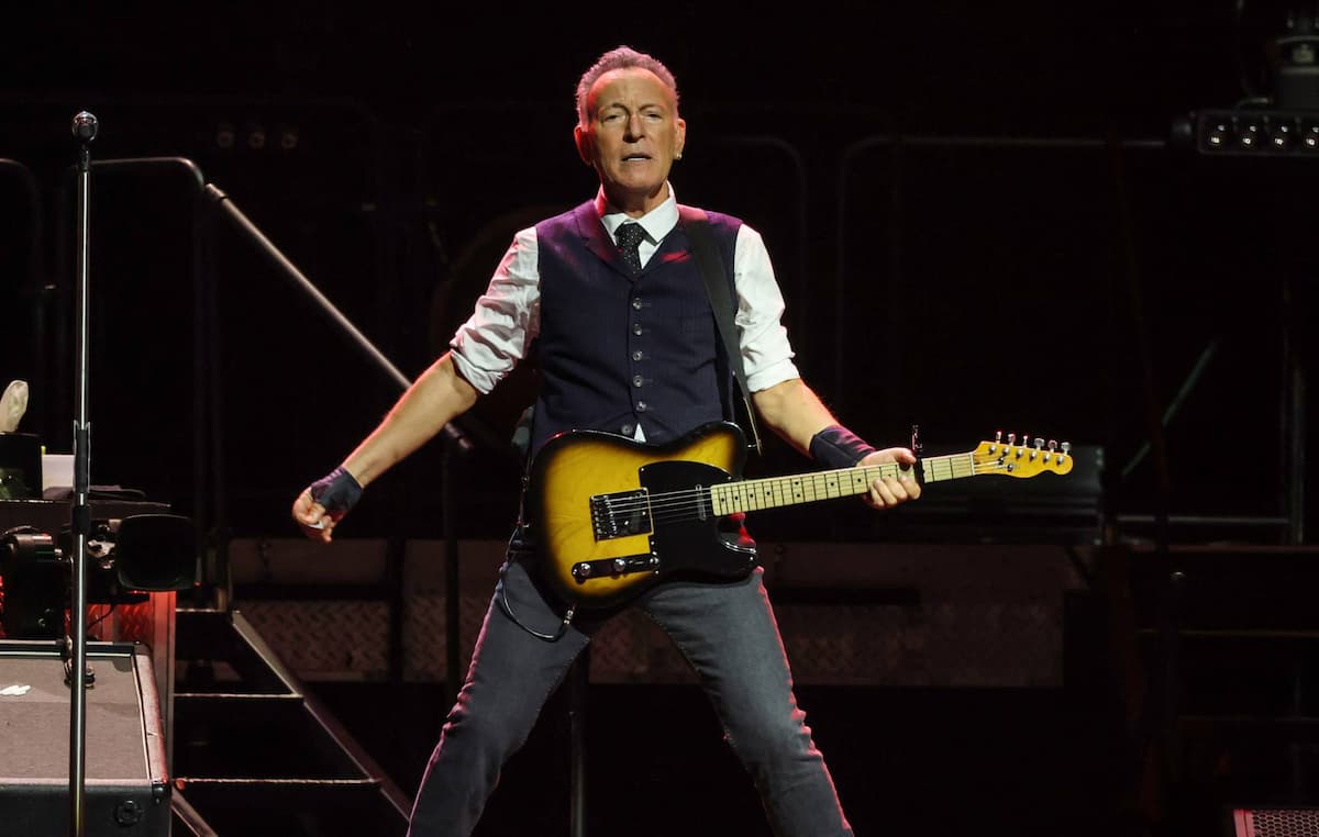 ブルース・スプリングスティーン、名曲プレイに盛り上がる