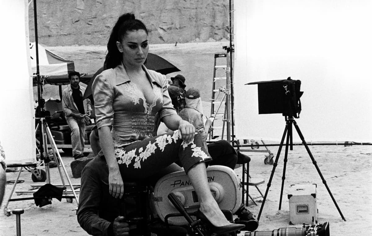 チャーリーXCX、ニュー・シングル“Camera”がミュージック・ビデオ